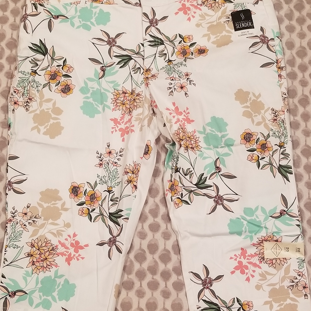 ST JOHN'S BAY WHITE FLORAL CAPRI PANTS 20W